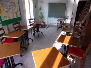 Cette salle de cours confortable conviviale éclairée et agréable favorise une dynamique de groupe joyeuse d'apprentissage dans l'entraide. Chacun à sa table et nous travaillons tous ensemble.